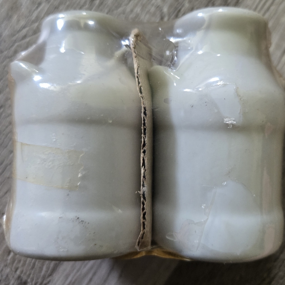 Sabre Dairy Farmhouse Ceramic Salt and Pepper Shakers Farmhouse Country Chic - Picture 4 of 7